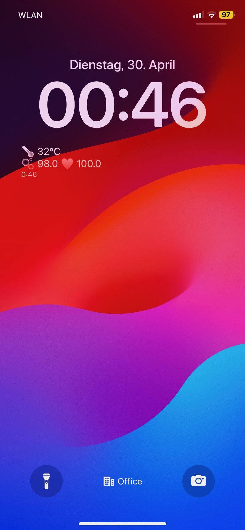 Screenshot of an smartphone lockscreen that shows the latest health data provided by the Directus backend. Small icons are used to identify which value stands for which senor data. A timestamp is underneath.